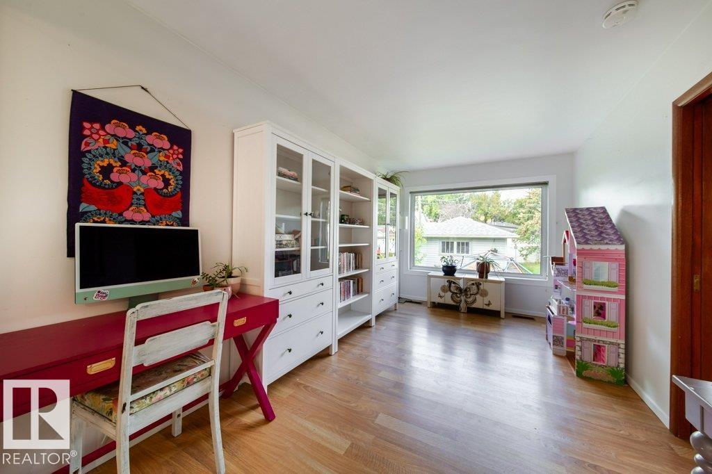 9512 76 ST NW - 14