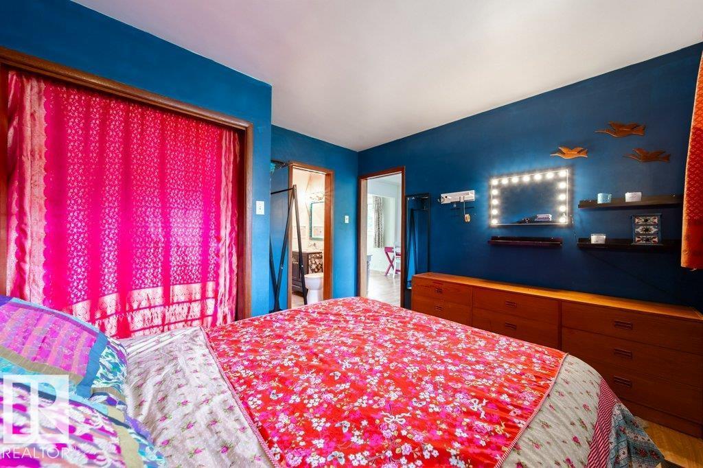 9512 76 ST NW - 20