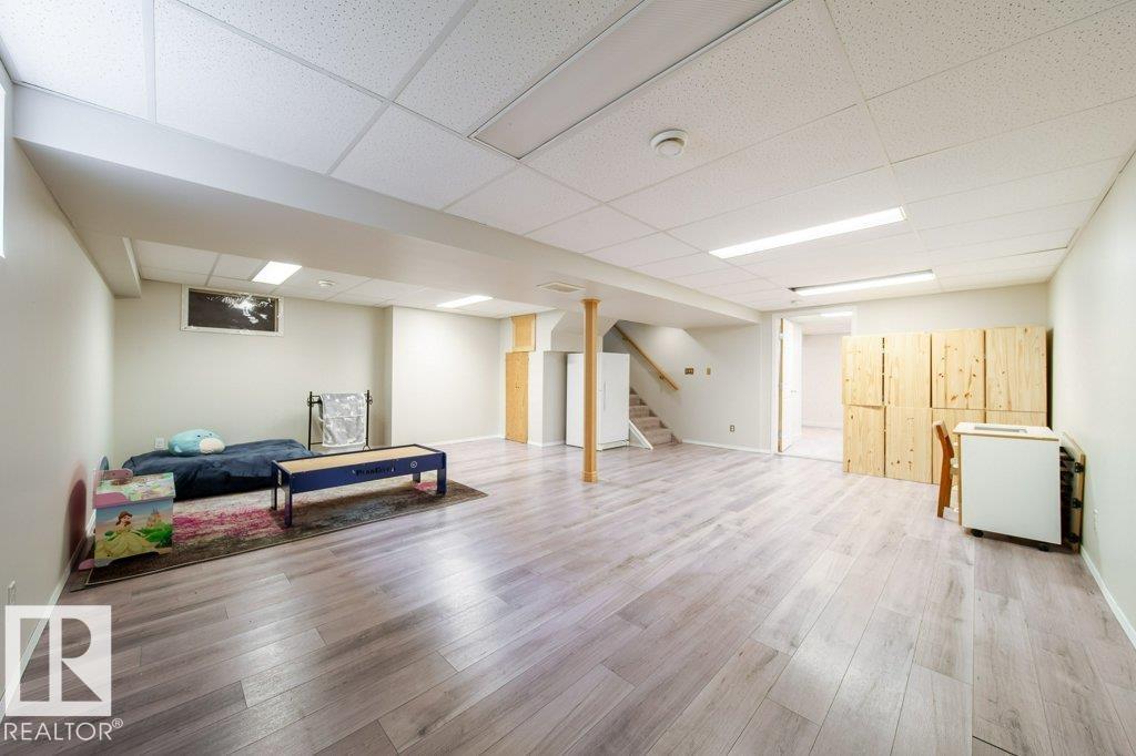 9512 76 ST NW - 28