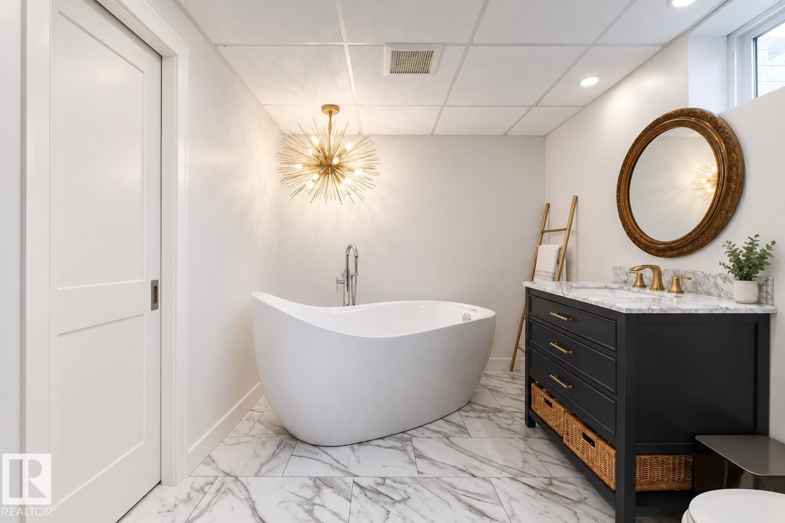 9512 76 ST NW - 32