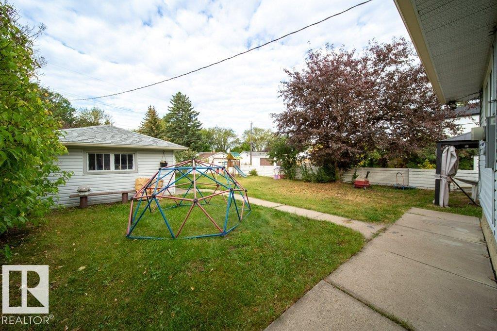 9512 76 ST NW - 34