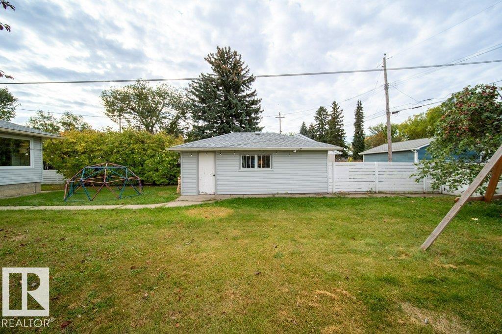 9512 76 ST NW - 37