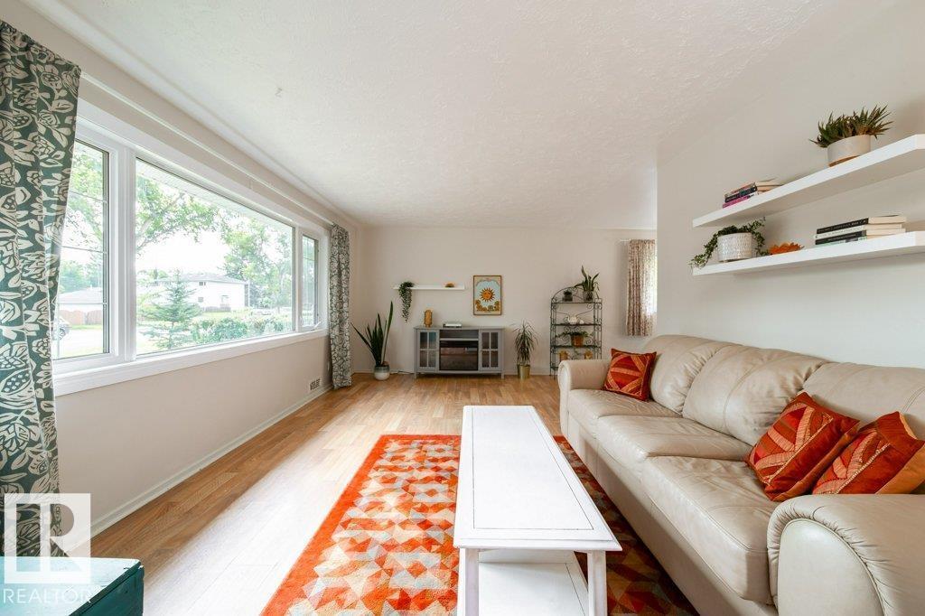 9512 76 ST NW - 4