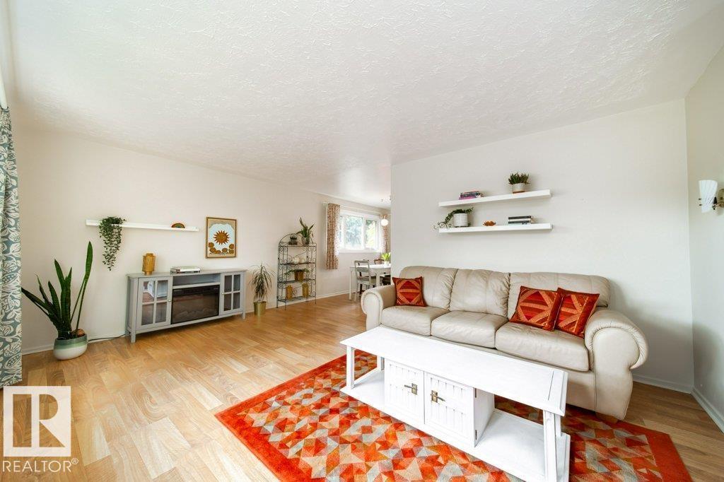 9512 76 ST NW - 5