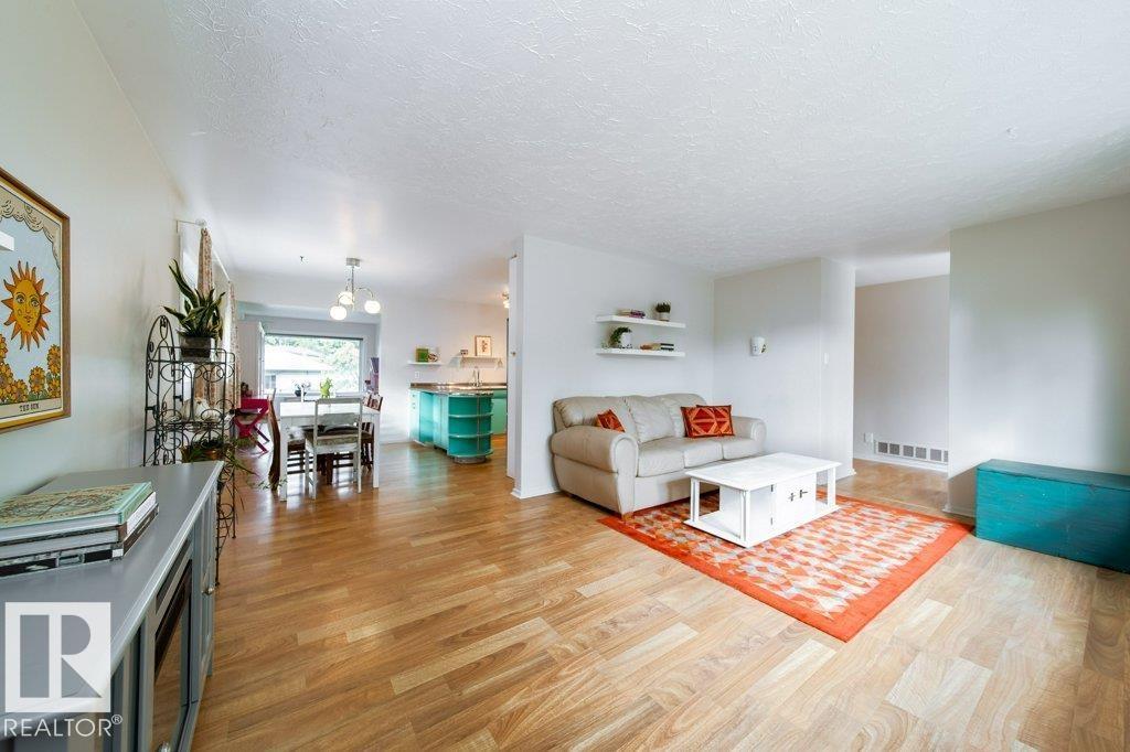 9512 76 ST NW - 6
