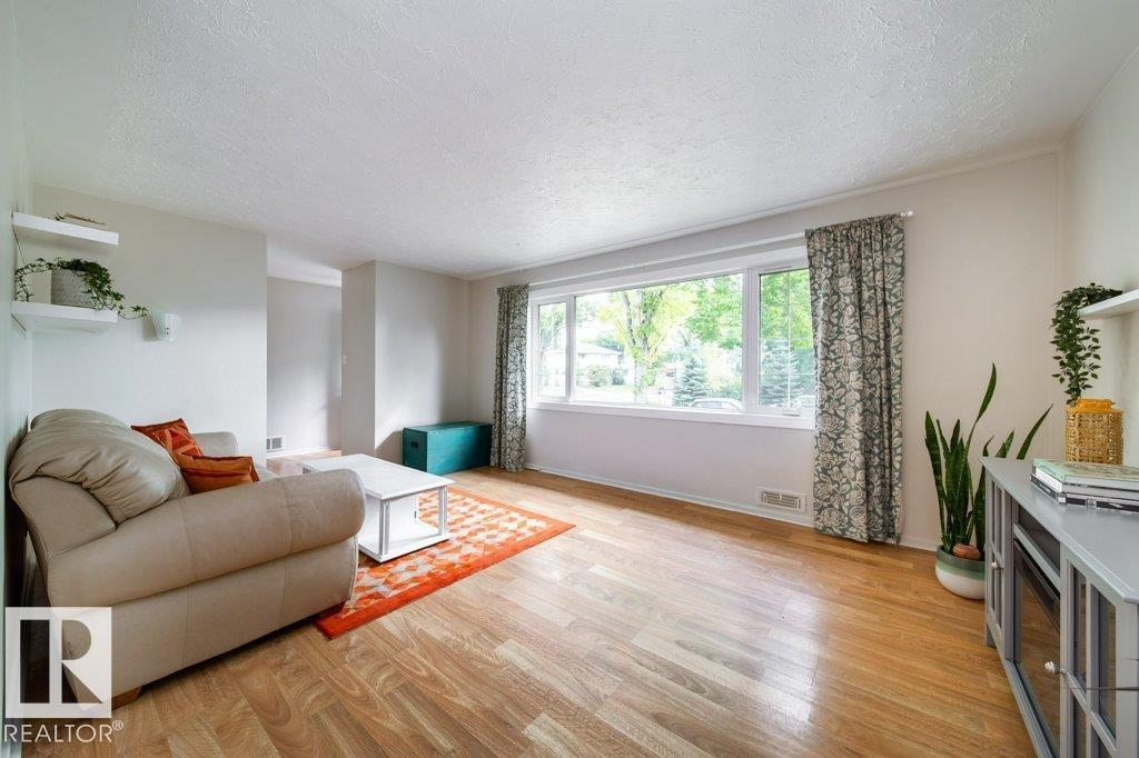 9512 76 ST NW - 7