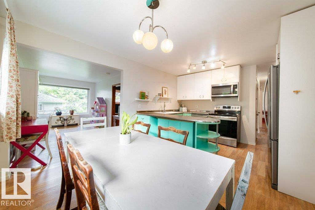 9512 76 ST NW - 8
