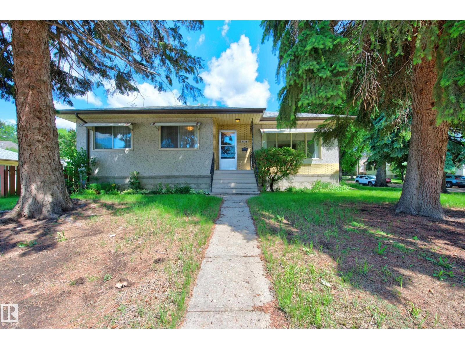 7704 104 AV NW, Edmonton, Alberta, T6A0Y3