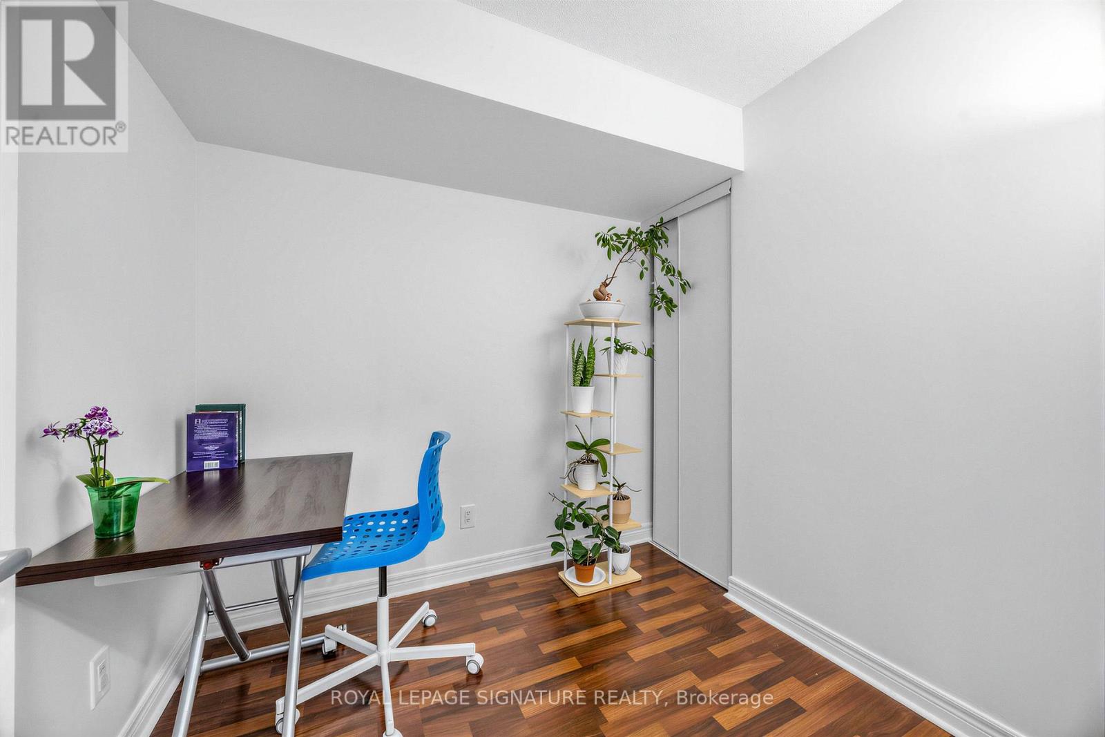 #322 60 FAIRFAX CRESCENT - 21