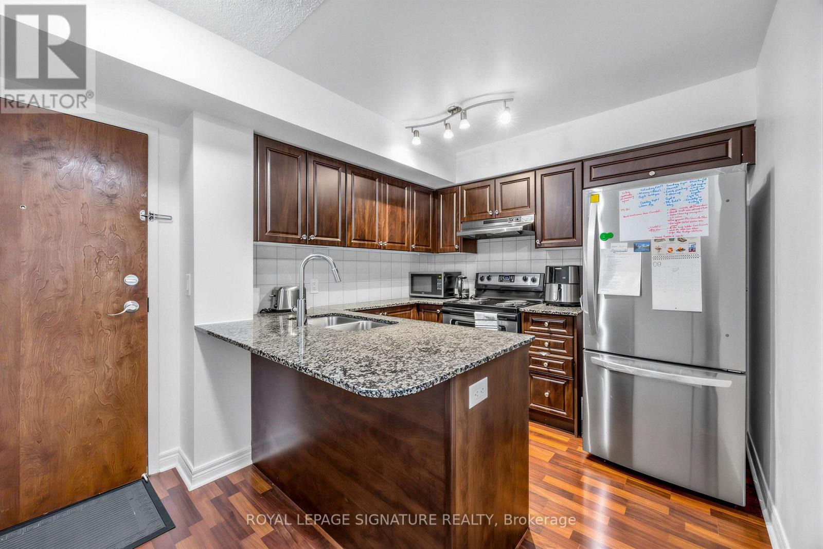 #322 60 FAIRFAX CRESCENT - 9