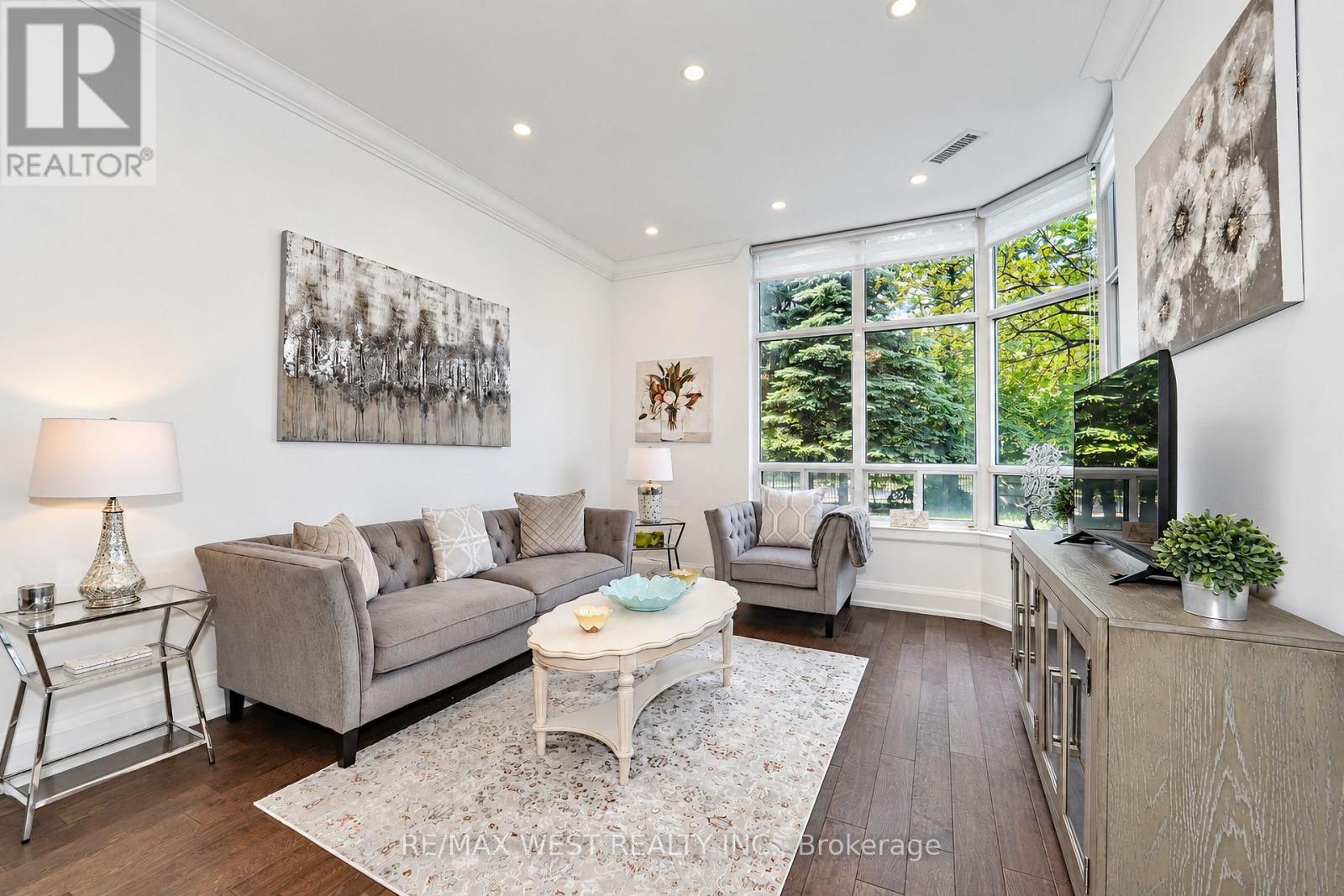 105 - 1 EMERALD LANE, Vaughan (Crestwood-Springfarm-Yorkhill) — photo 2