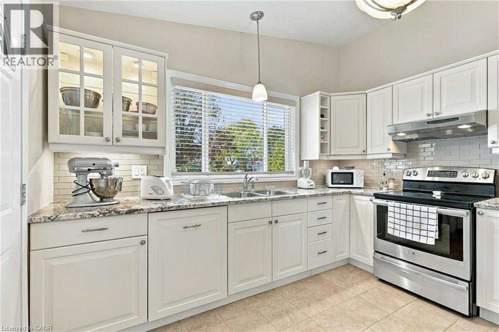 46 LAWRENCE Avenue - 16