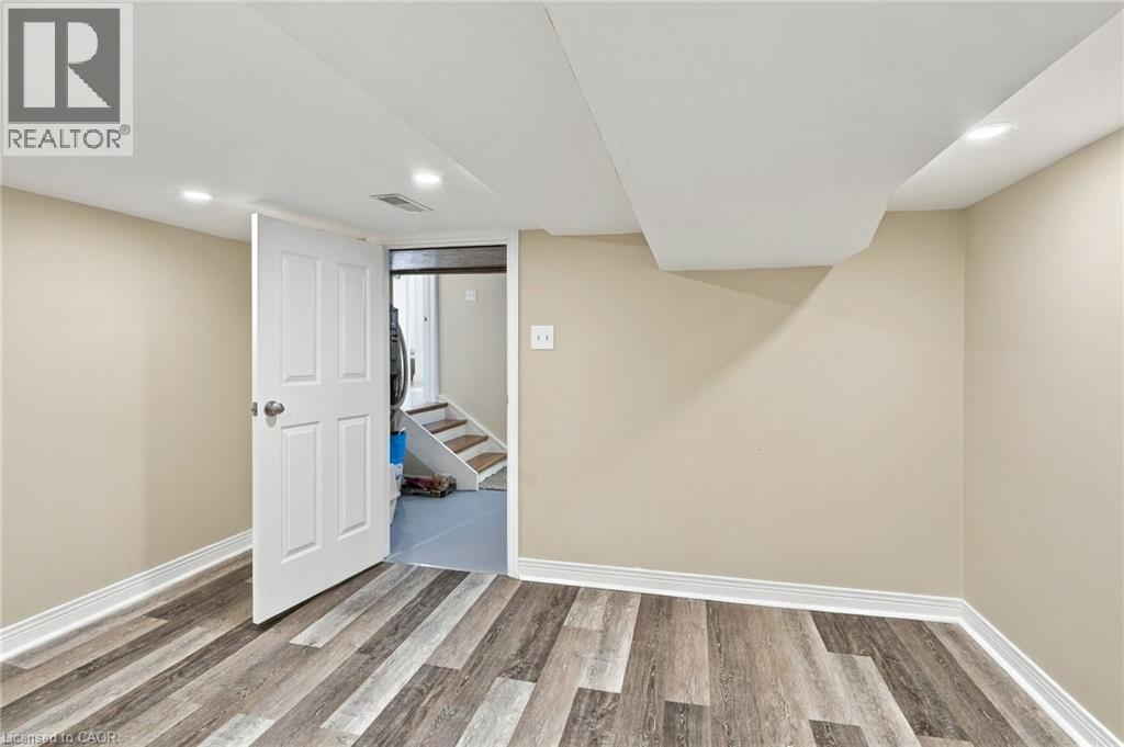 46 LAWRENCE Avenue - Image 40