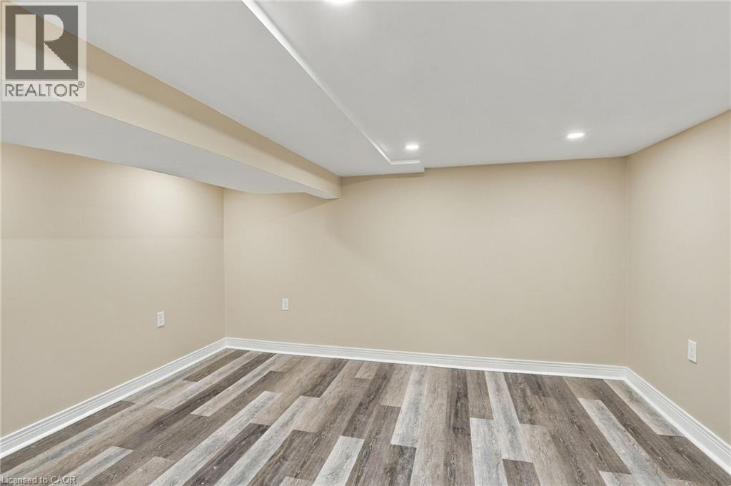 46 LAWRENCE Avenue - 39