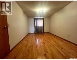 Enclosed porch - 349 10th Avenue Nw, Swift Current, SK S9H1P1 Photo 7