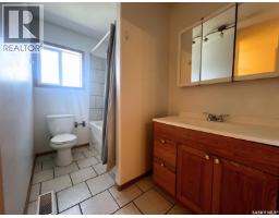 4pc Ensuite bath - 349 10th Avenue Nw, Swift Current, SK S9H1P1 Photo 8