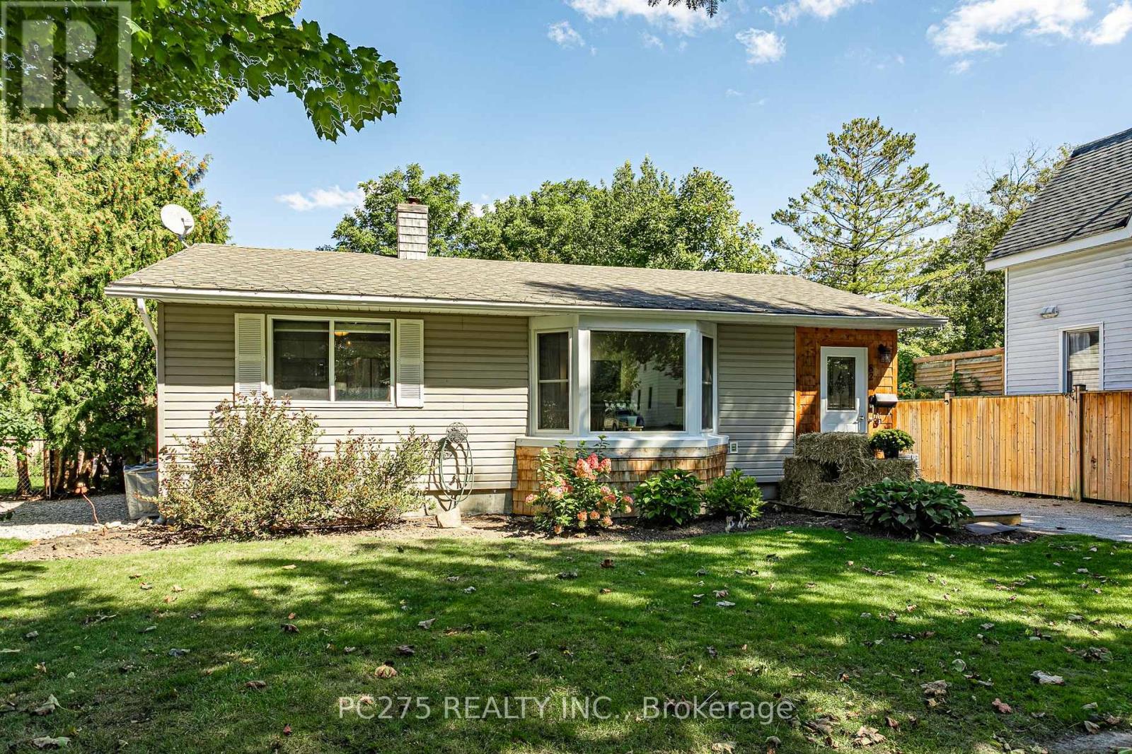 82 CENTRE STREET, Huron East (Seaforth) — photo 2