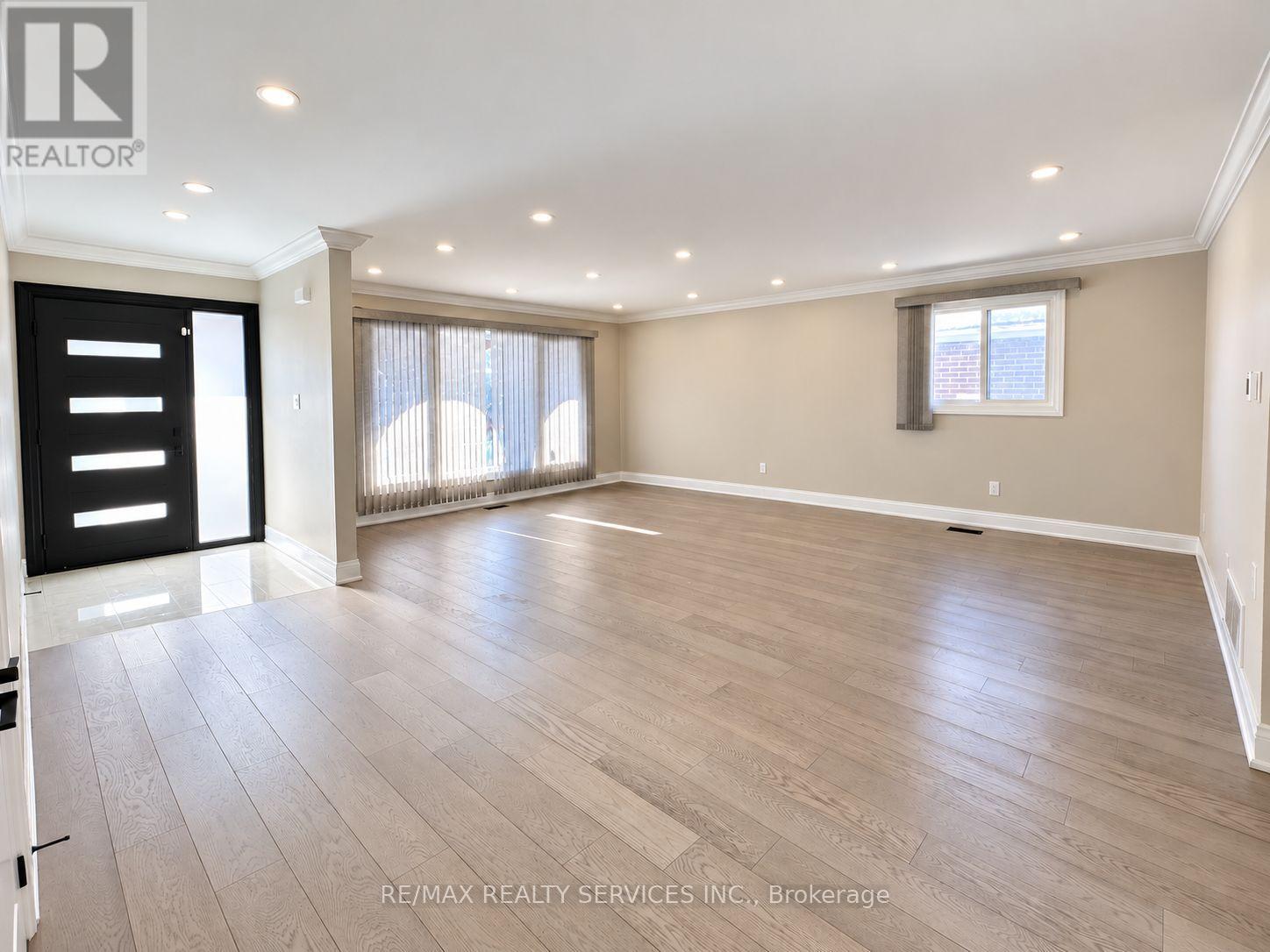 52 CENTRE STREET N, Brampton (Brampton North) — photo 3