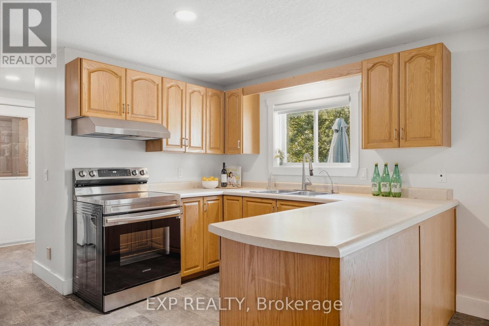 1065 HOWICK STREET - 6