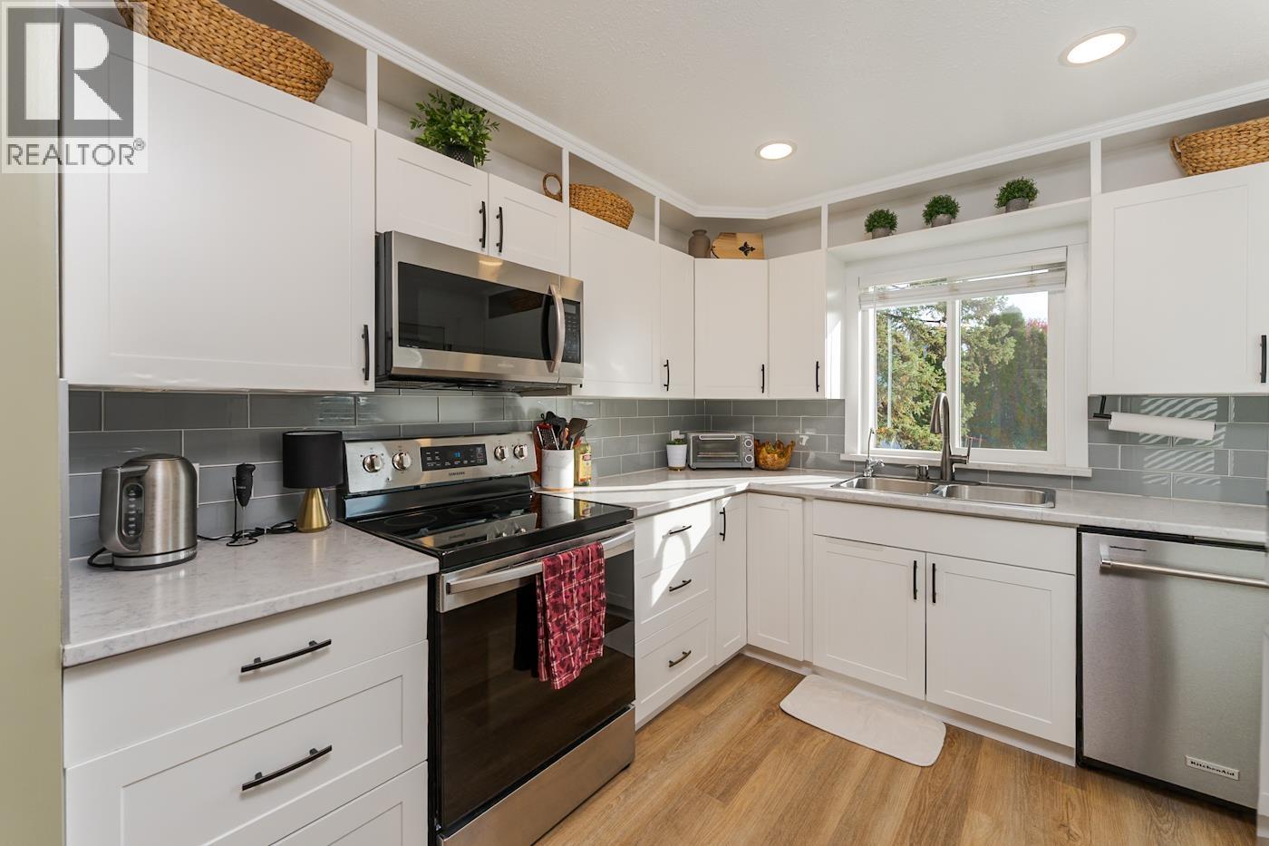 838 DOUGLAS STREET - 3