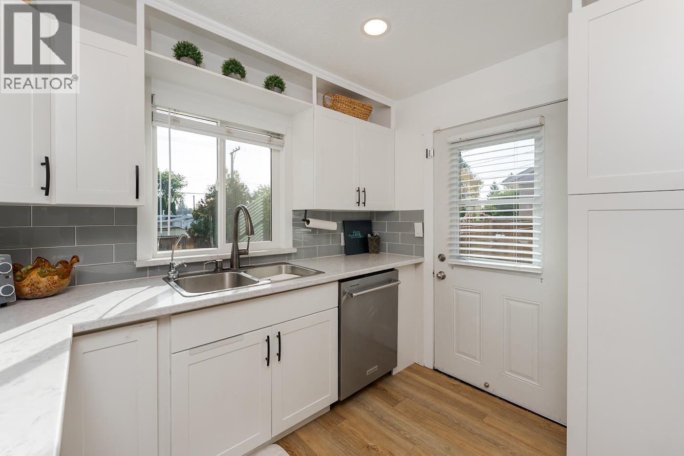 838 DOUGLAS STREET - 4