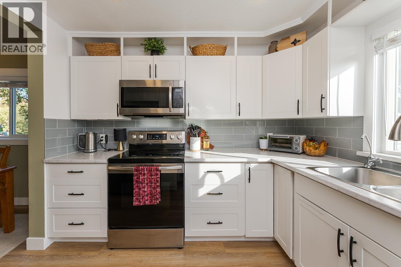 838 DOUGLAS STREET - 5
