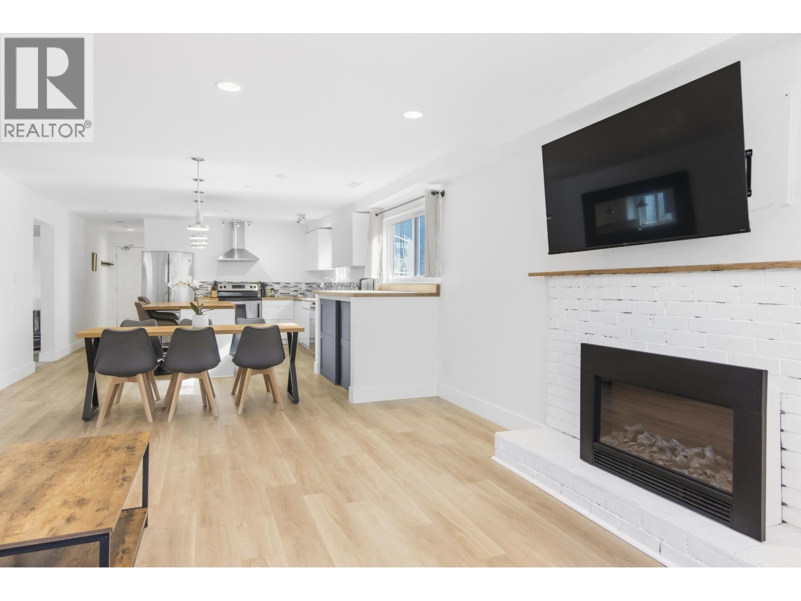 38012 FIFTH Avenue, Squamish, British Columbia, V8B0B4, Squamish, British Columbia — photo 2 of 5
