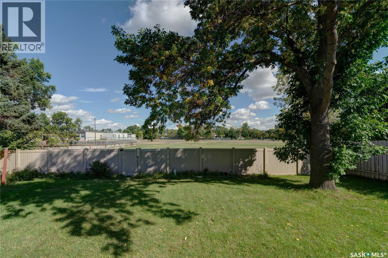 4827 McTavish STREET - 58