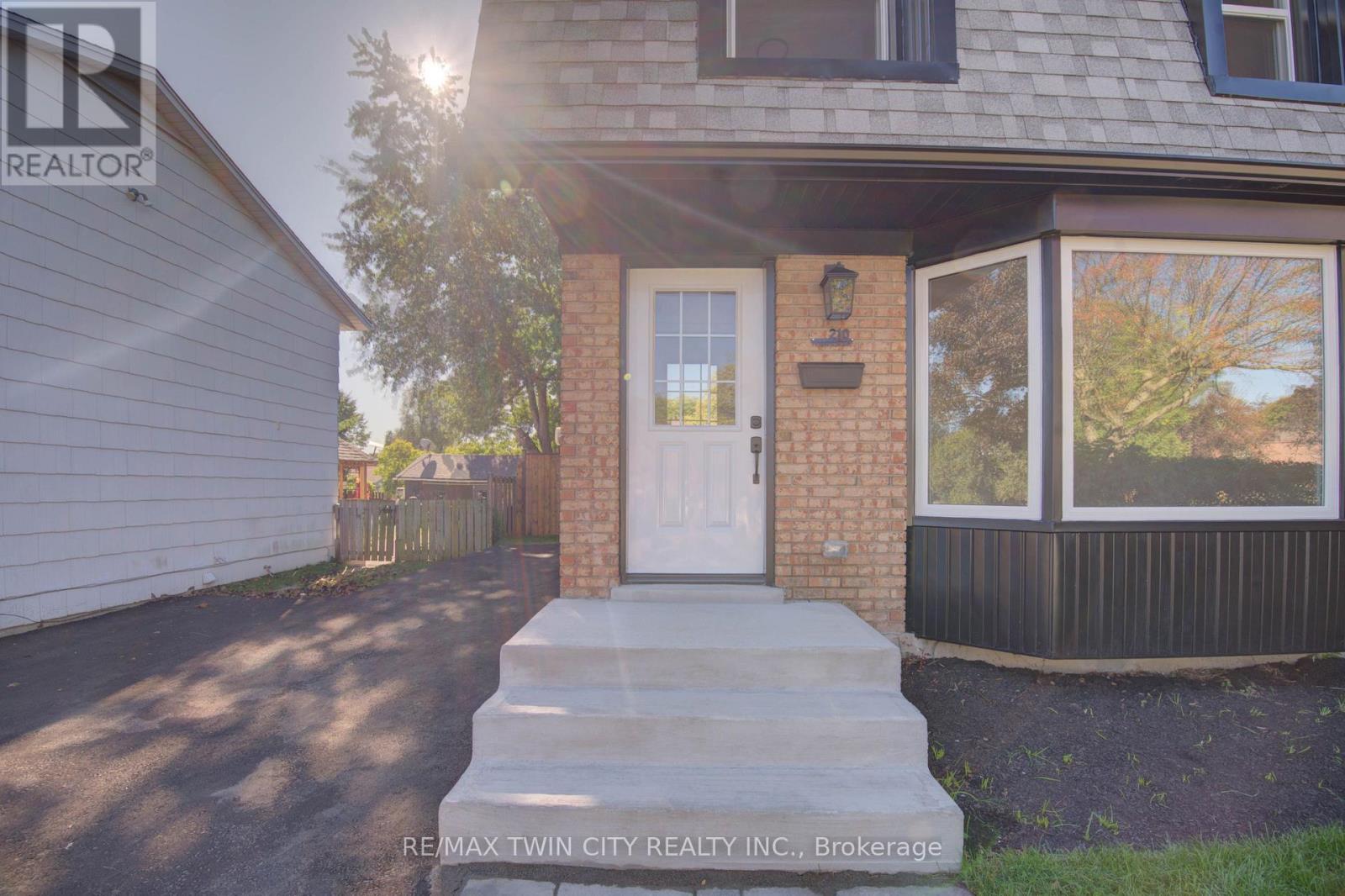 210 Ferguson Avenue, Cambridge, Ontario, N1R6G2, Cambridge, Ontario — photo 4 of 5