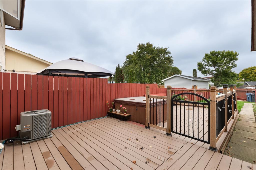 87 Gables Court, Winnipeg, Manitoba, R2C4H2, Winnipeg, Manitoba — photo 4 of 5