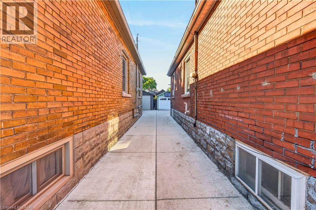 21 CAMERON Avenue N - 24