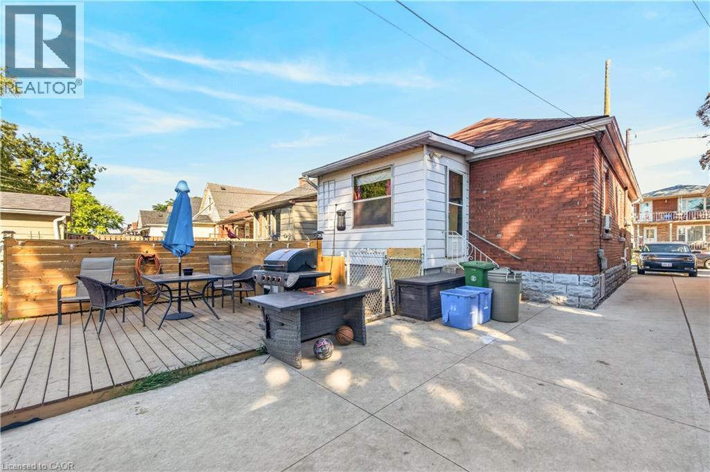 21 CAMERON Avenue N - 25