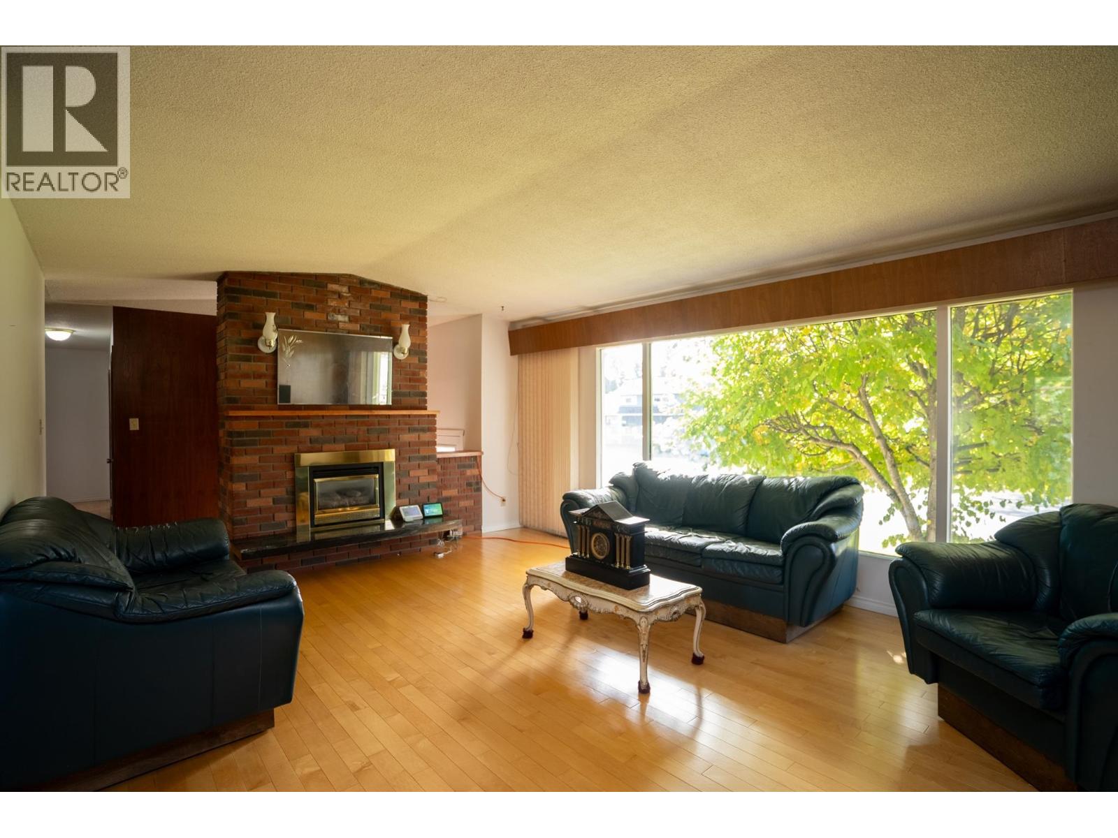 Photo 8 of 39 — 4334 EAGLENEST CRESCENT · Prince George, BC