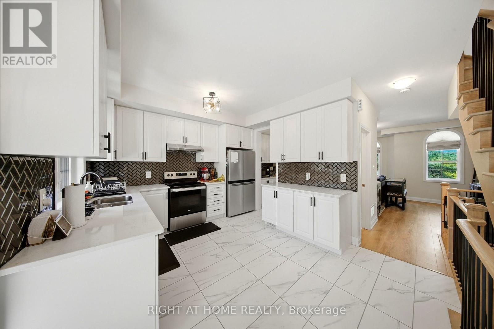 9809 KEELE STREET - 23