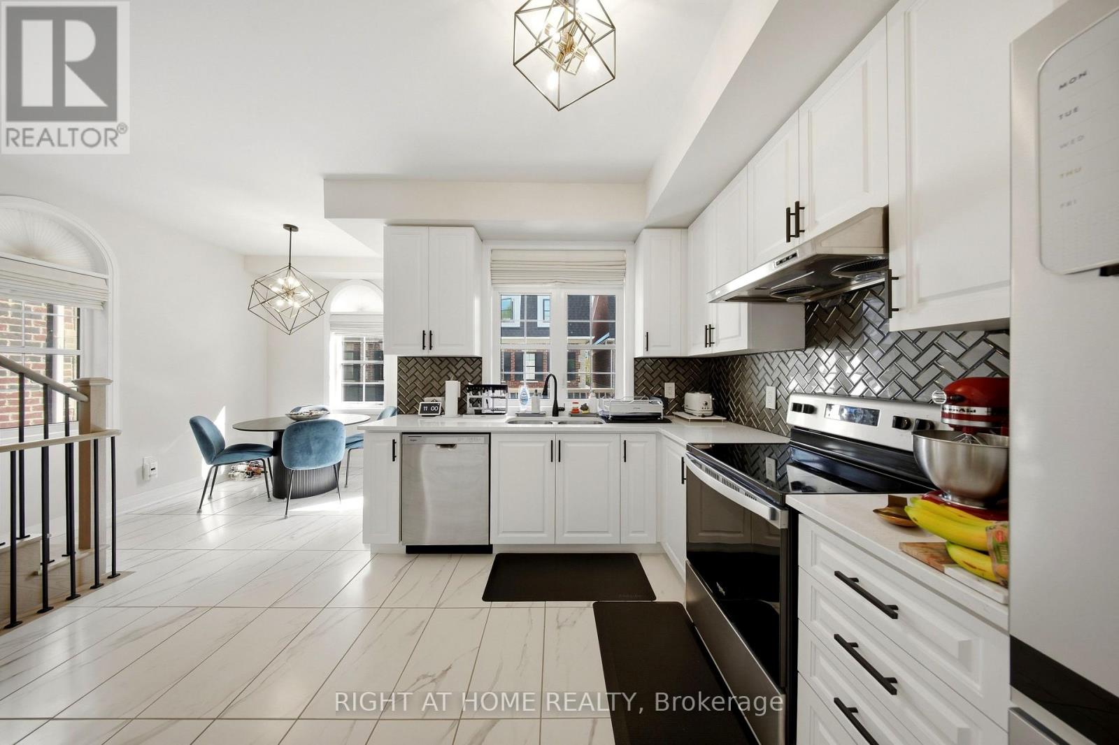 9809 KEELE STREET - 24
