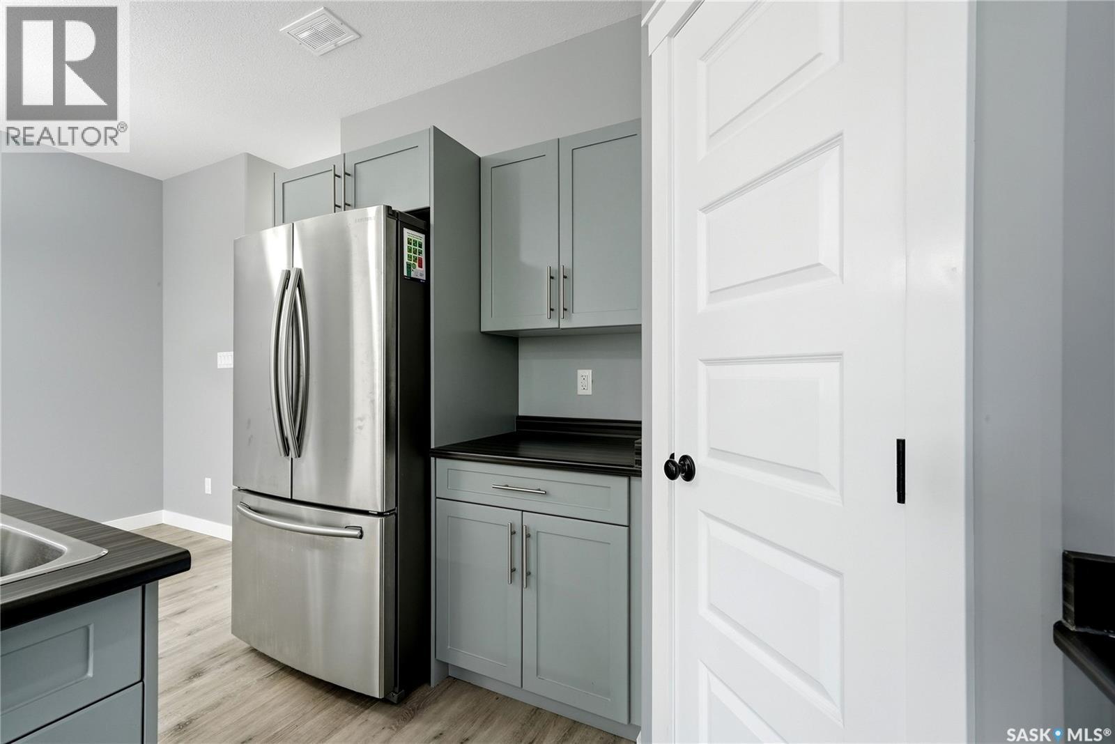 2744 MacKay STREET - 13