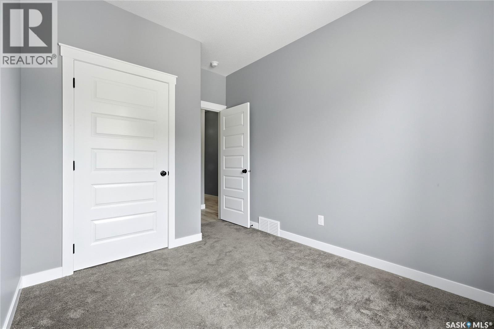 2744 MacKay STREET - 19