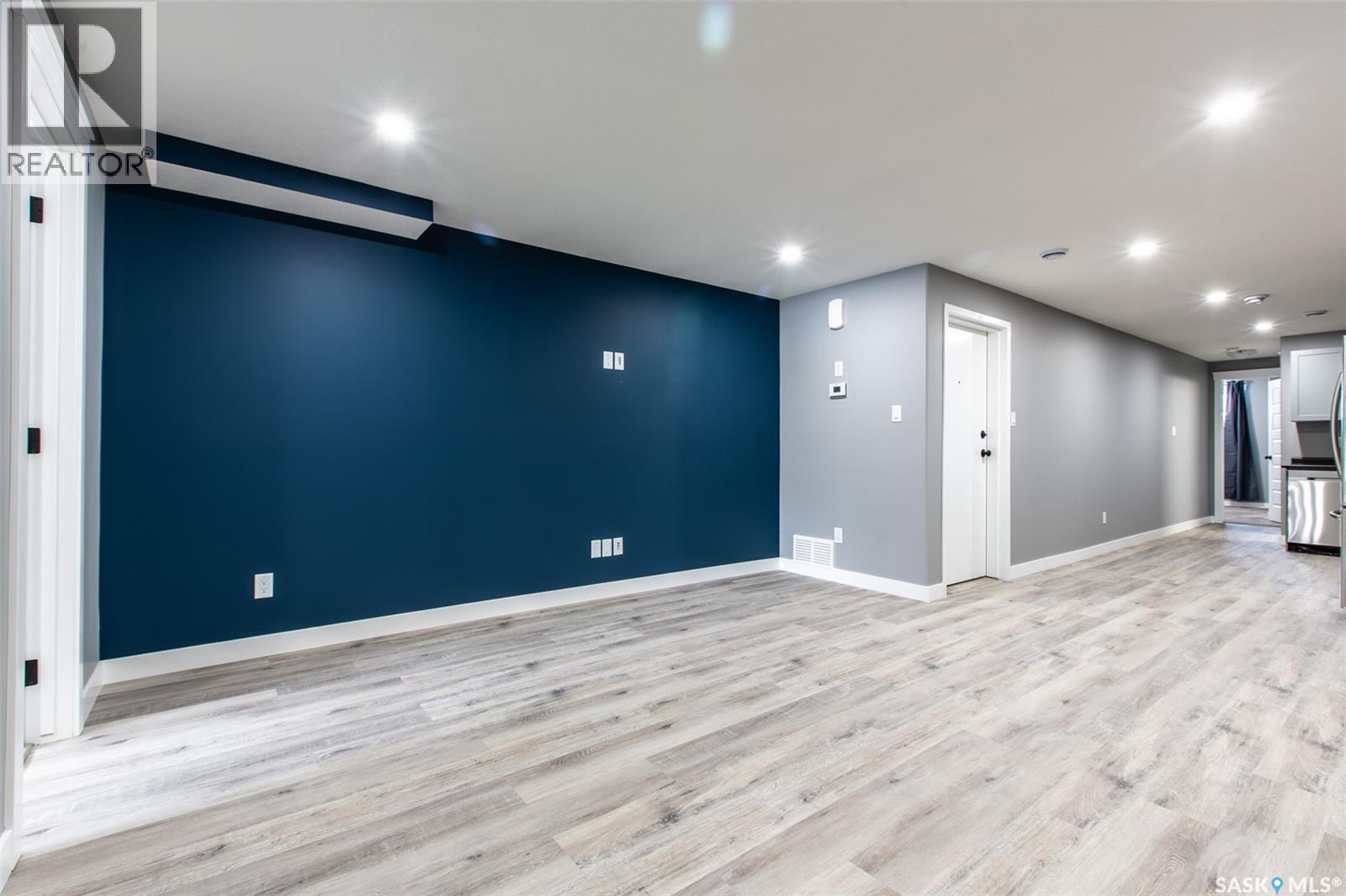 2744 MacKay STREET - 27