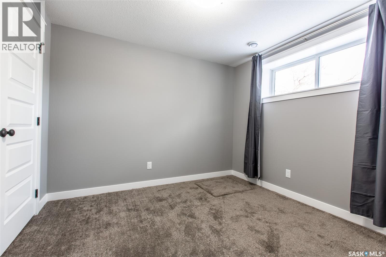 2744 MacKay STREET - 34