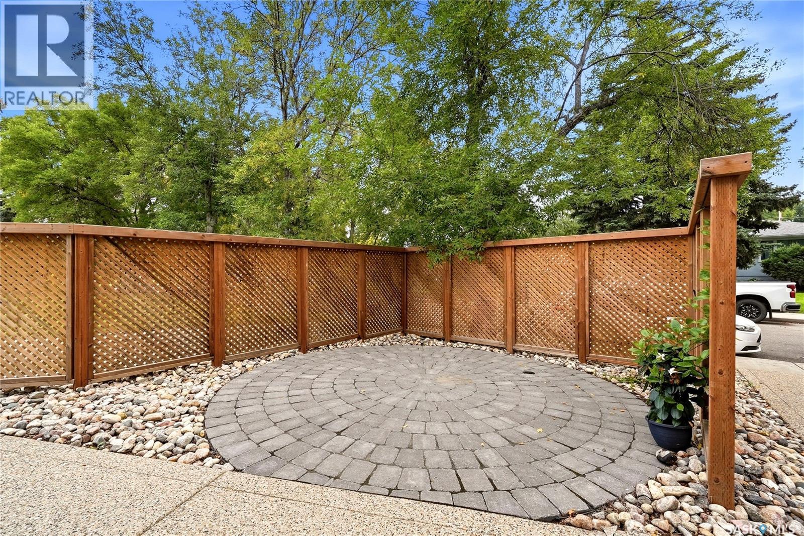 2744 MacKay STREET - 4