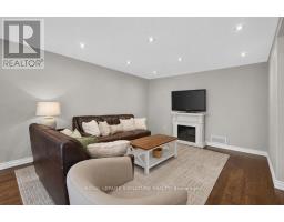 Living room - 439 Ginger Downs, Mississauga, ON L5A3A8 Photo 8
