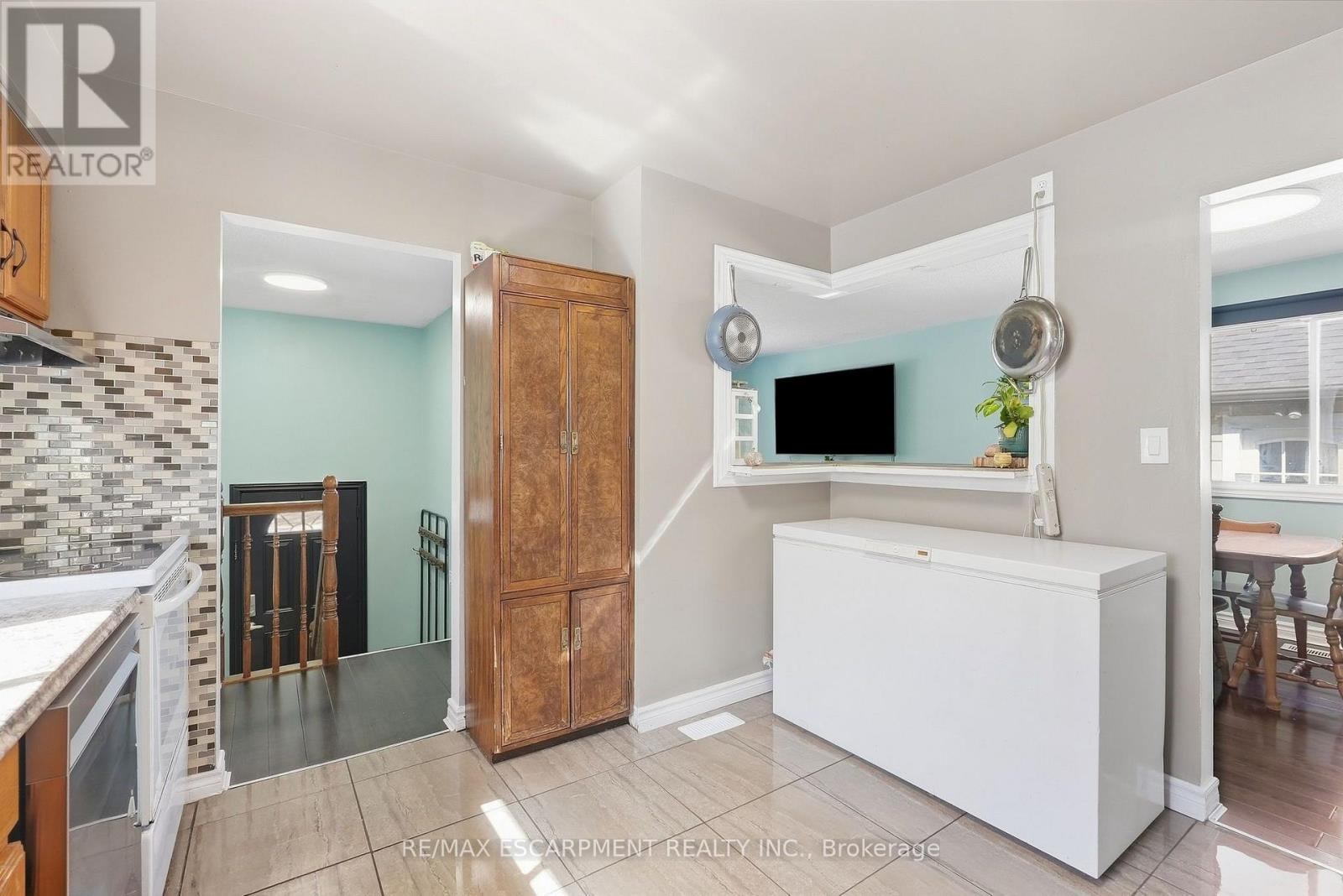 34 GRANTHAM AVENUE S - 24