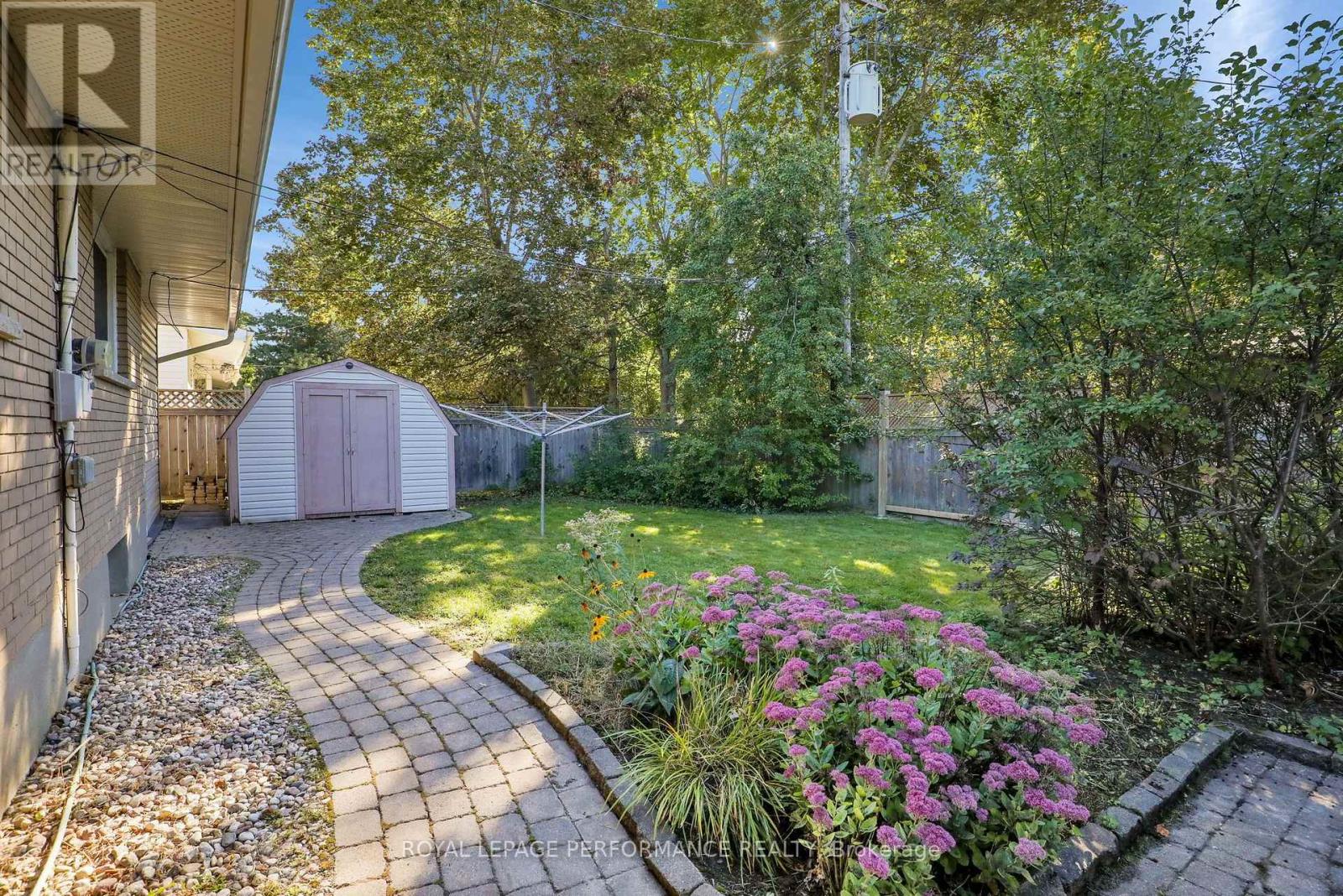 25 THORNCLIFF PLACE - 23