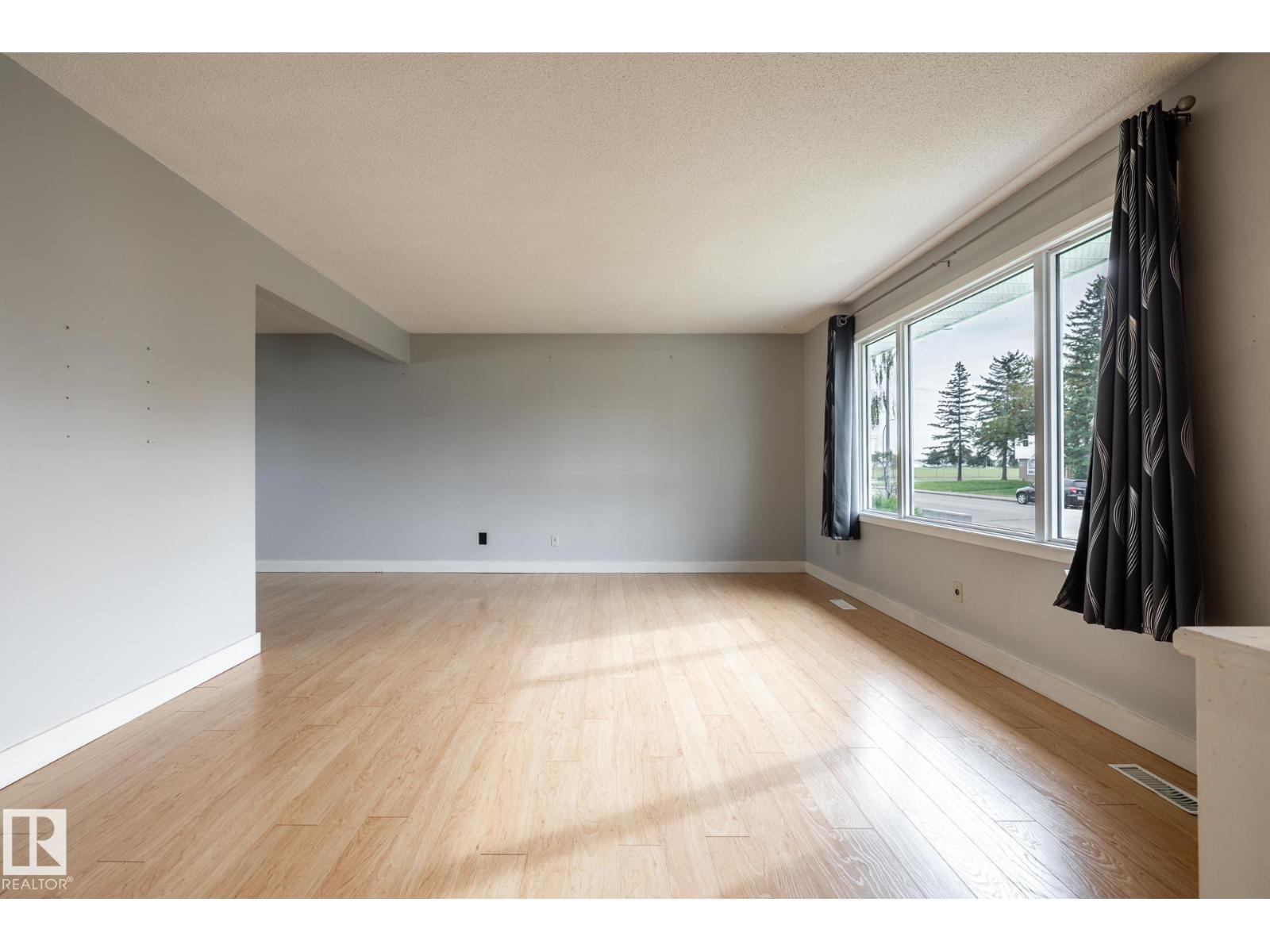 8836 150 AV NW - 13