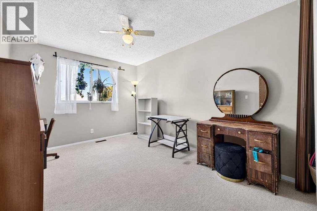 61, 4940 39 Avenue SW - photo 27