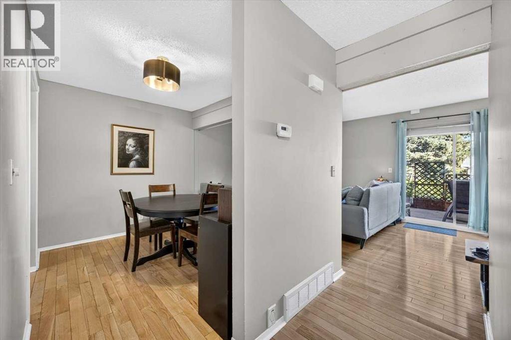 61, 4940 39 Avenue SW - photo 3