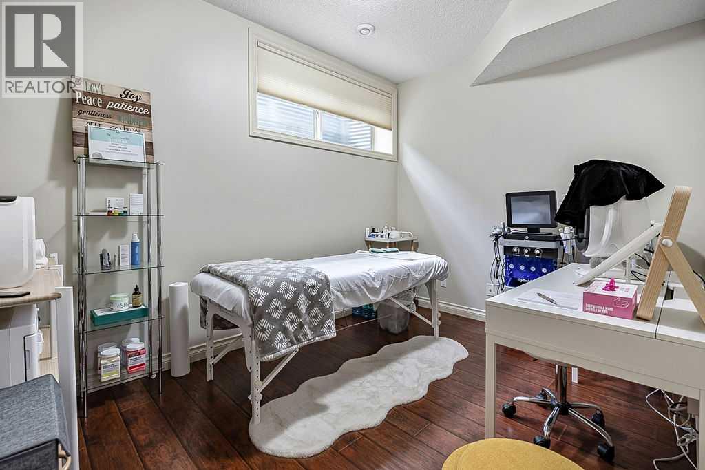 1134 17 Avenue NW - photo 33