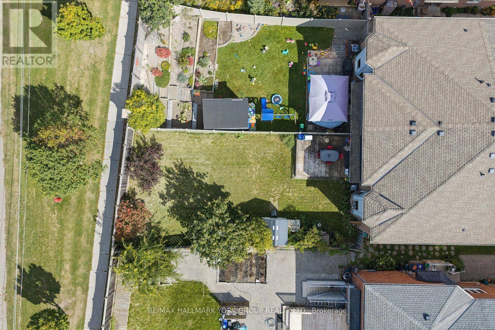 537 WALPOLE CRESCENT - 21