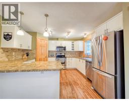 Living room - 4868 Riverview Drive Unit# 81, Edgewater, BC V0A1E0 Photo 10