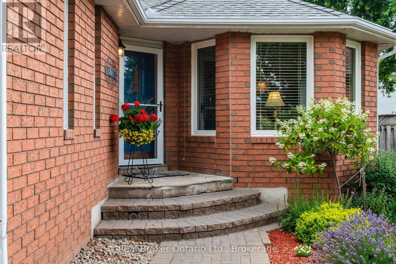 15 NEELANDS STREET, Barrie (West Bayfield) — photo 2